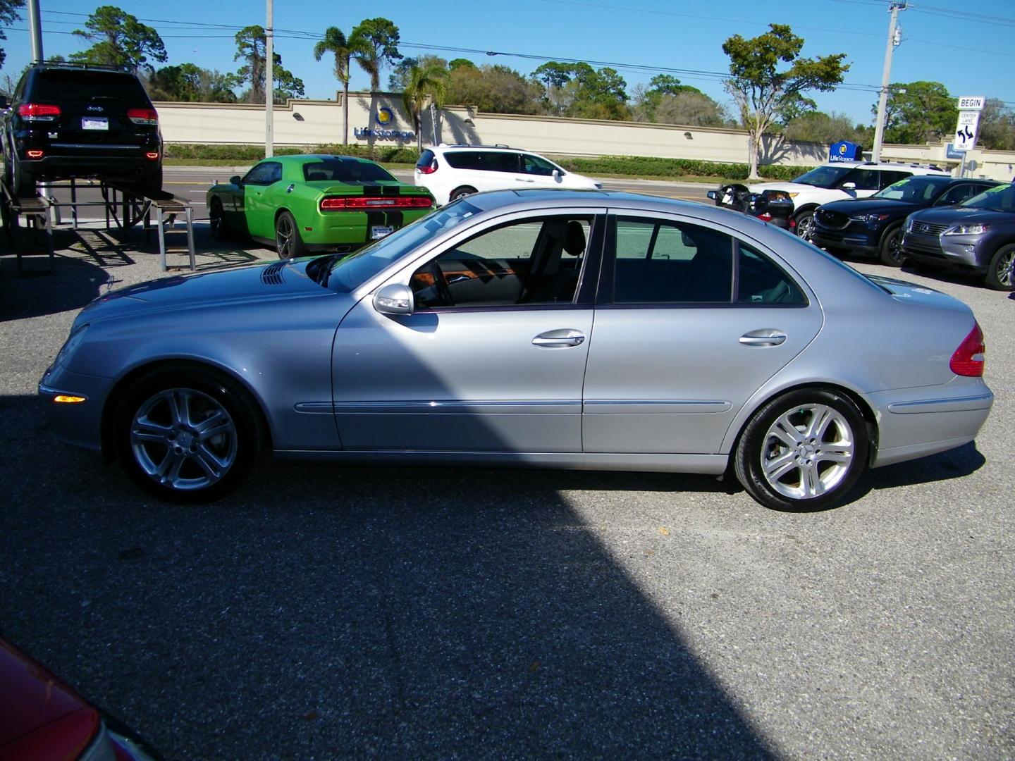 2005 Silver /Black Mercedes-Benz E-Class E500 (WDBUF70J75A) with an 5.0L V8 SOHC 24V engine, Automatic transmission, located at 4000 Bee Ridge Road, Sarasota, FL, 34233, (941) 926-0300, 27.298664, -82.489151 - Photo#2